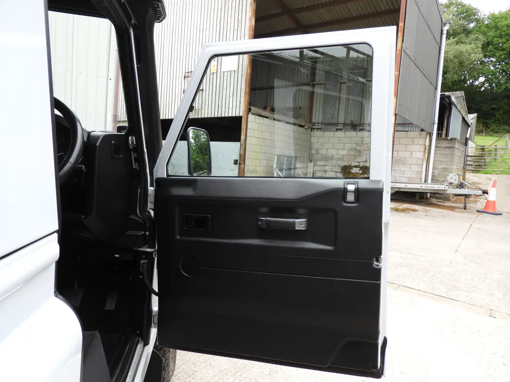 Land rover defender tbx923  g7lrvsvyqb4f6