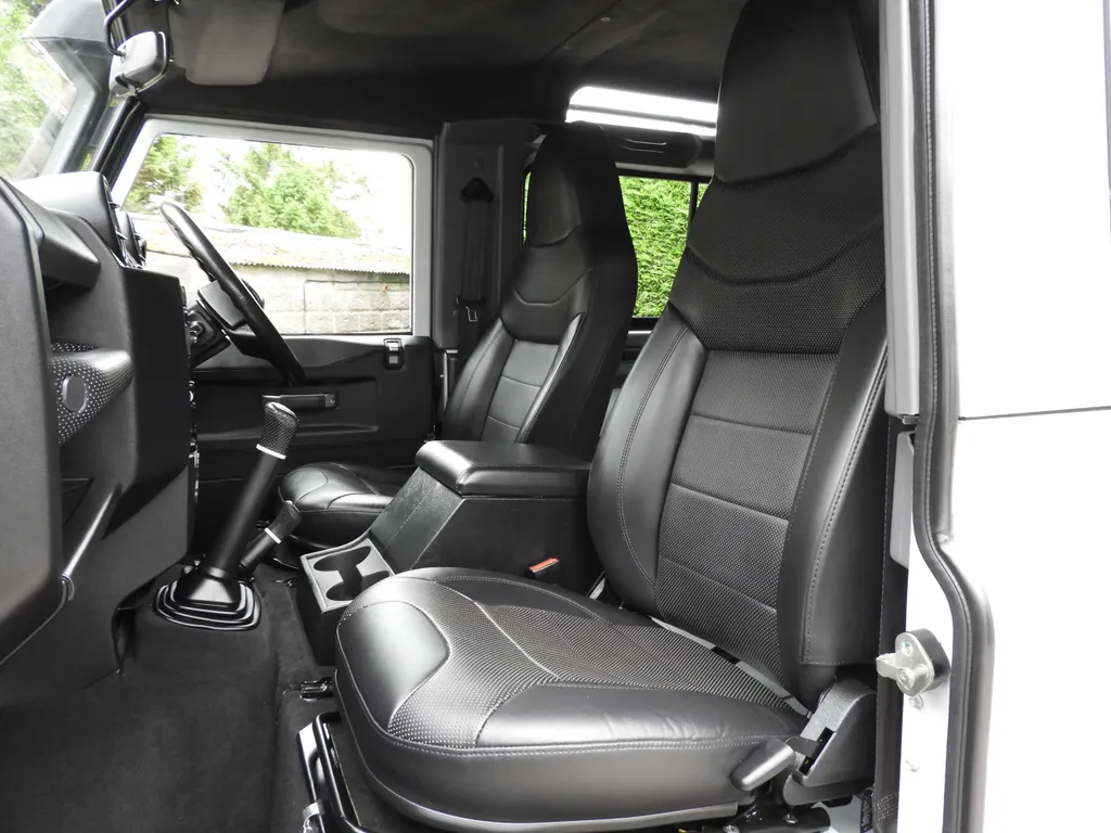 Land rover defender t3glu1df4umbl5jxshsmr