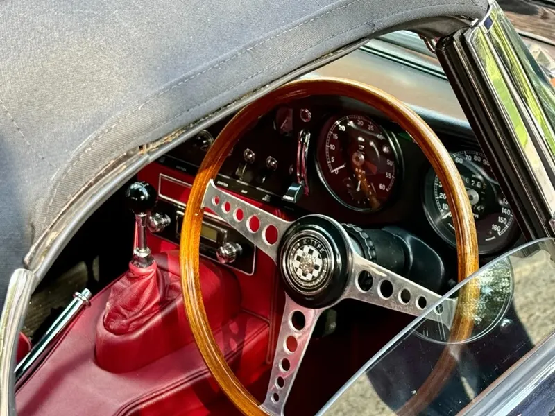 Jaguar e type  myvxp9 uynfedchumzra