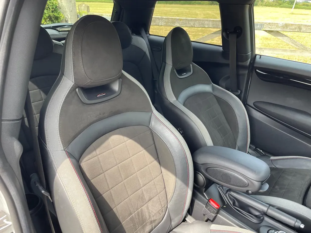 Mini hatchback uxunm10qojqgtj4xptyzl