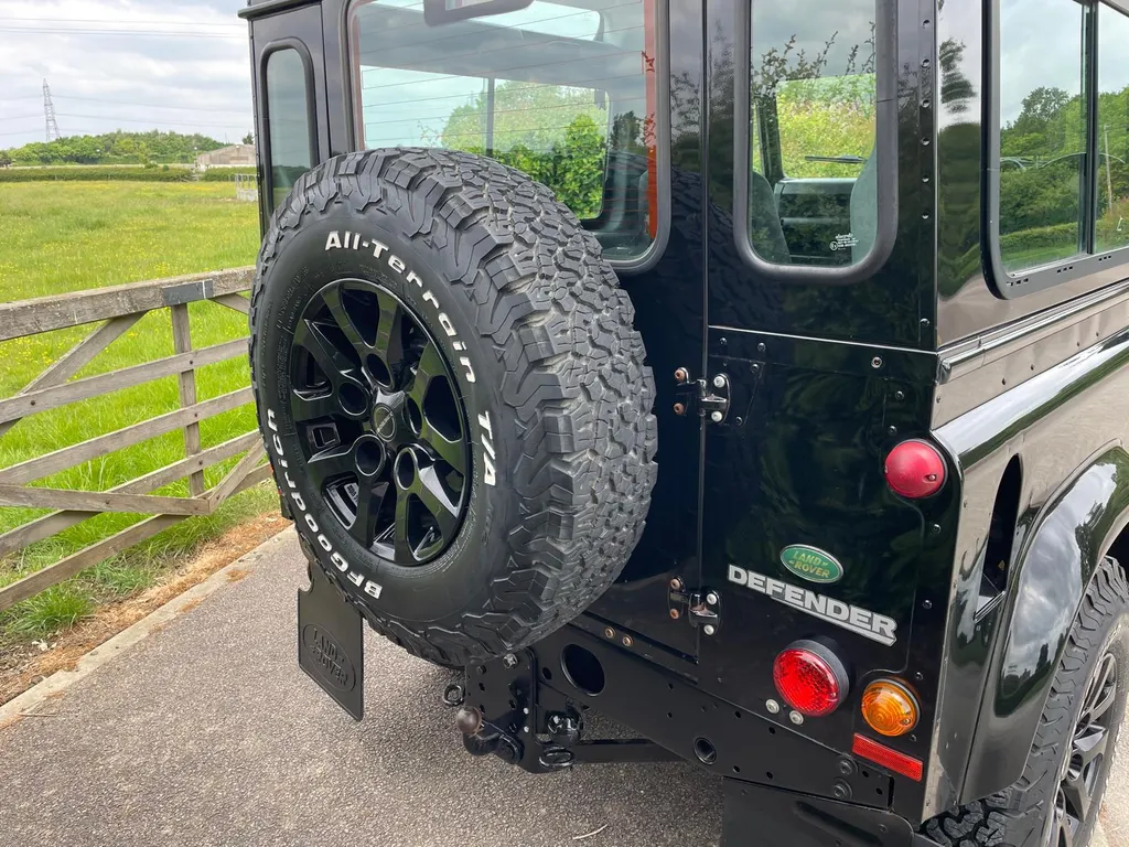Land rover defender lbadzkywynax0yomuc7 b