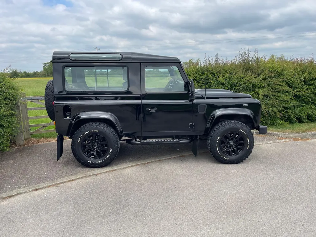 Land rover defender lhj6nzsib3qn4erroqgvf