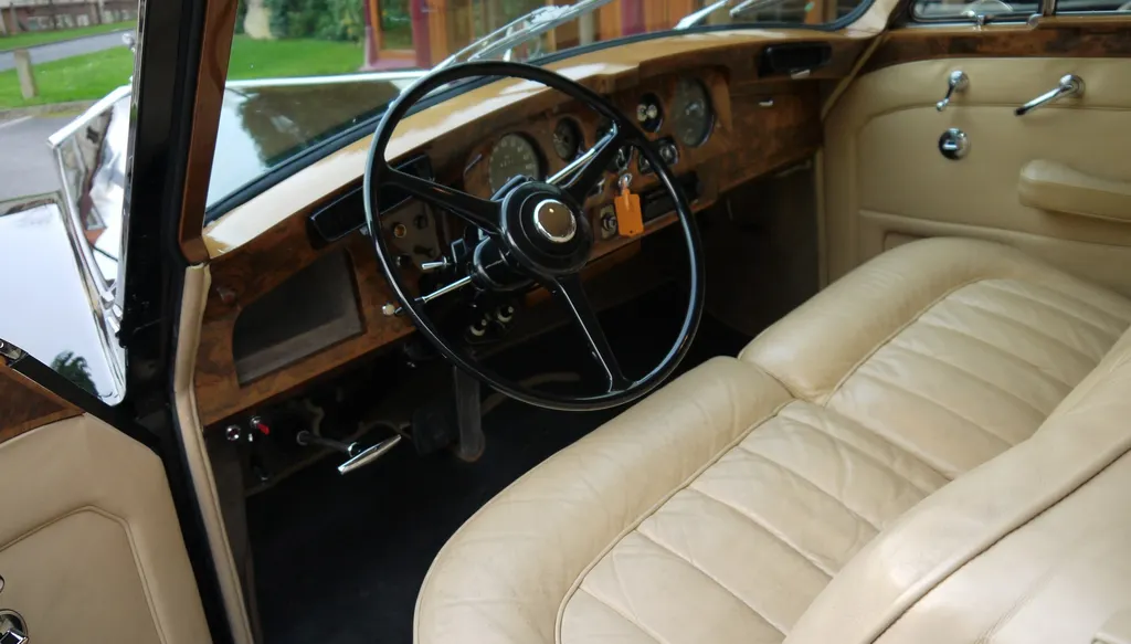 Rolls royce phantom v tj9w4zlokso5wmwh1al2l