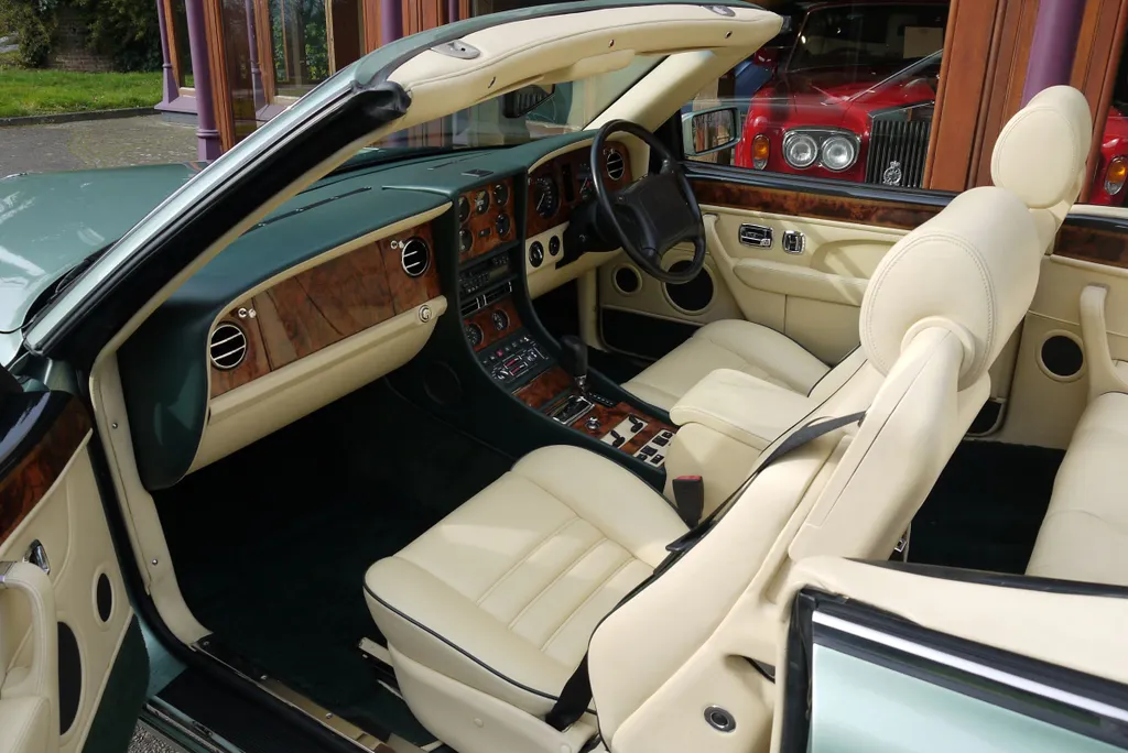 Bentley azure bomoc1qa57w2wzu4cvokt