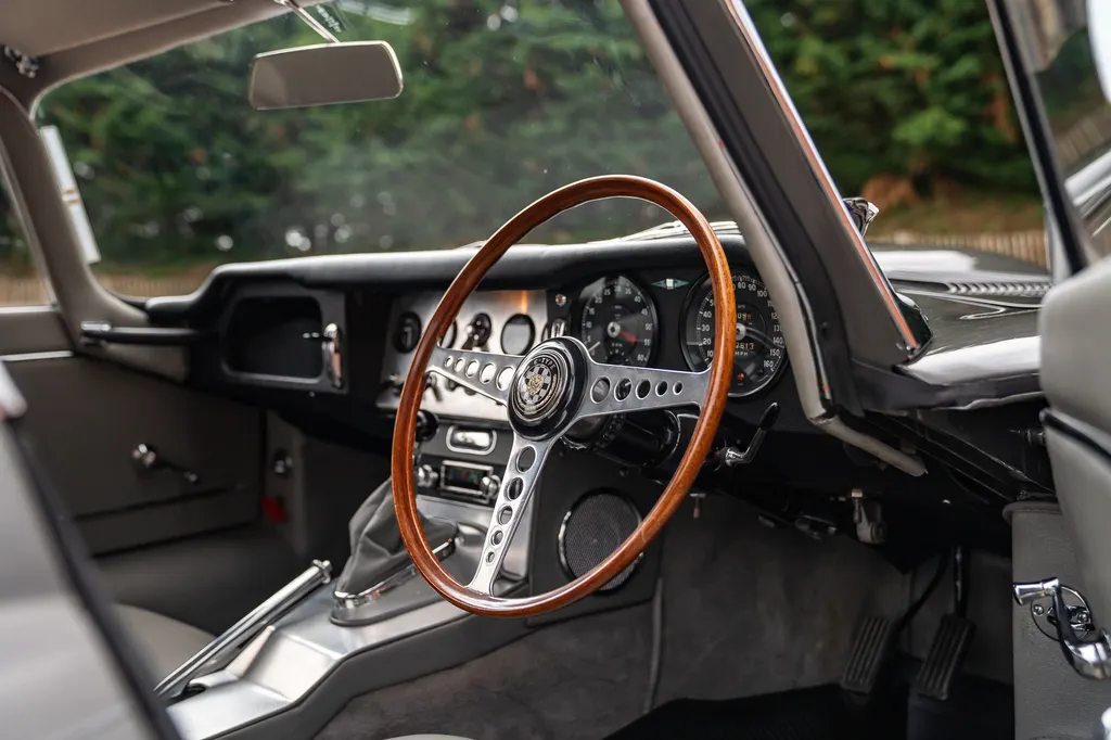 Jaguar e type  llp010xyxs66yns0j627