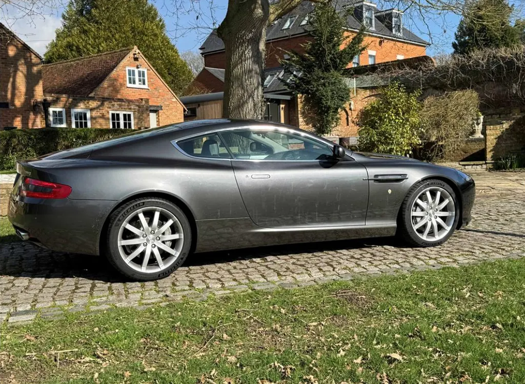 Aston martin db9  jukd46xhvmmqzqoemf2s