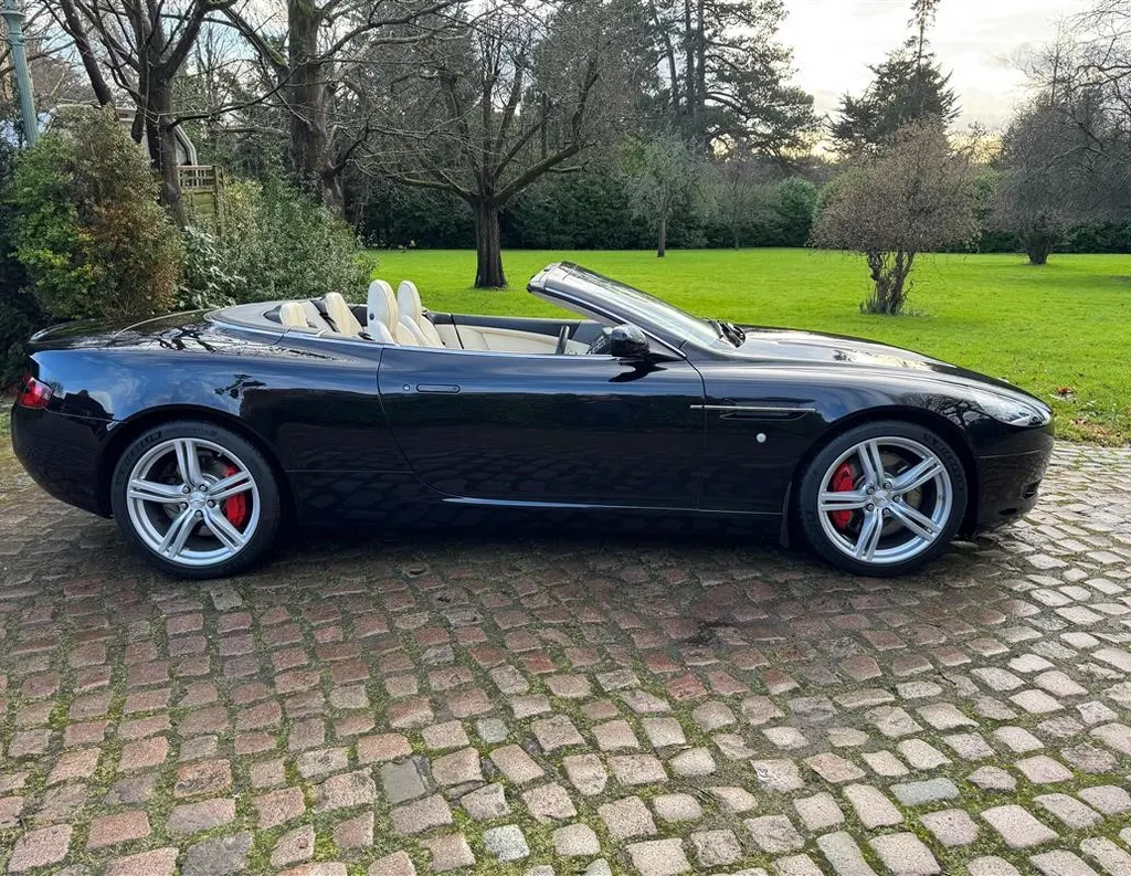 Aston martin db9 ui l vvhlkn8e 2efjox3