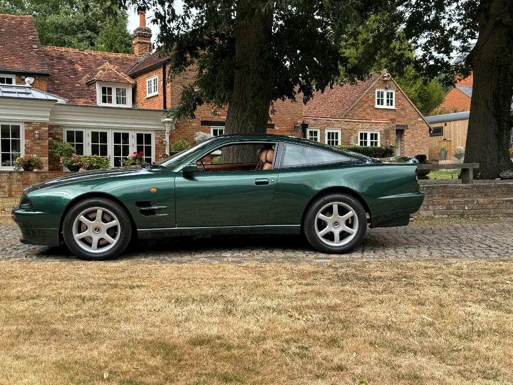 Aston martin v8 coupe 6yvypoznqjcp6x29p29rq