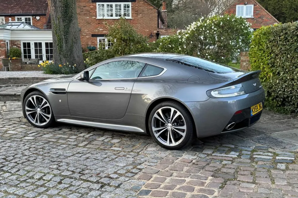 Aston martin v12 2woymhk0ono okzuk8r6 