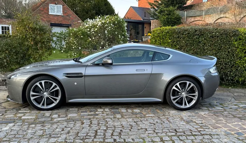 Aston martin v12 2y24xy4bu4ncifuvyywp5