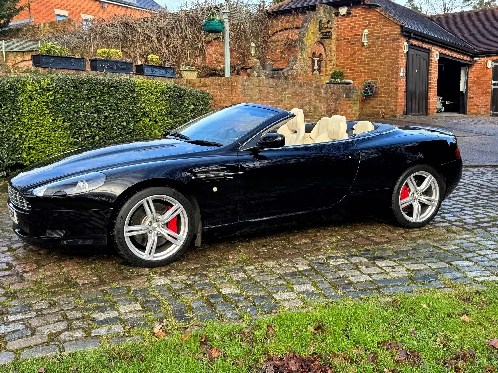 Aston martin db9 rnau7kr8tk17m1oxuajo 