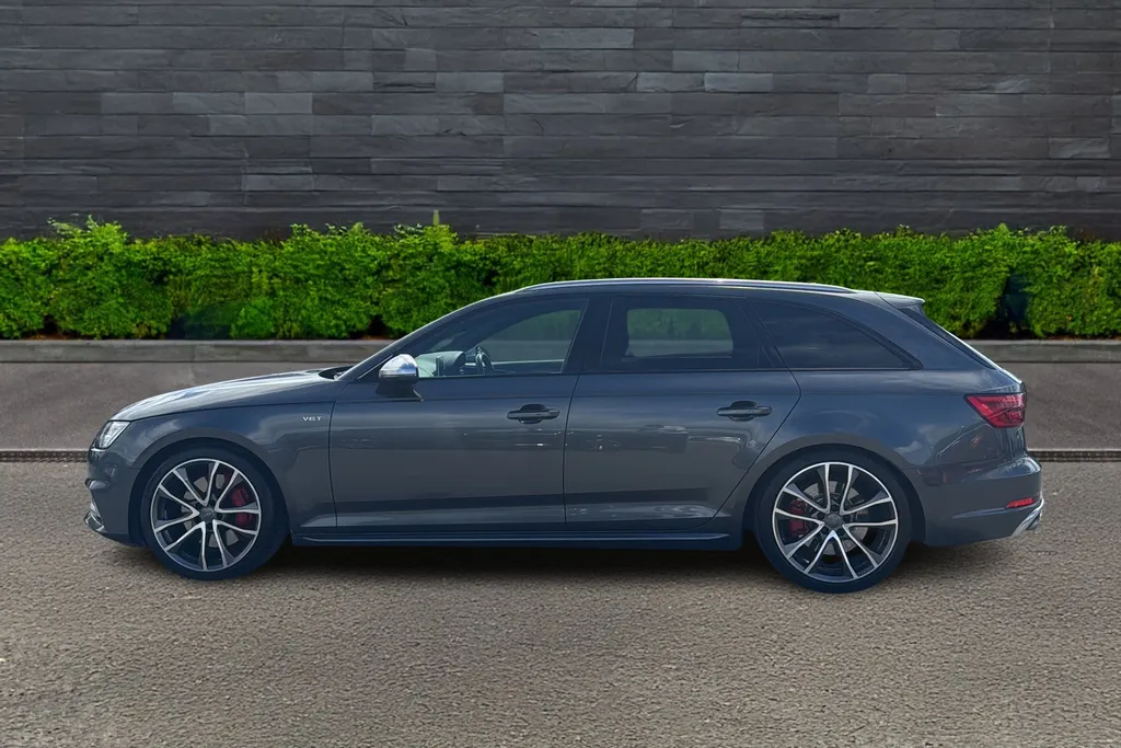 Audi A4 Image 4
