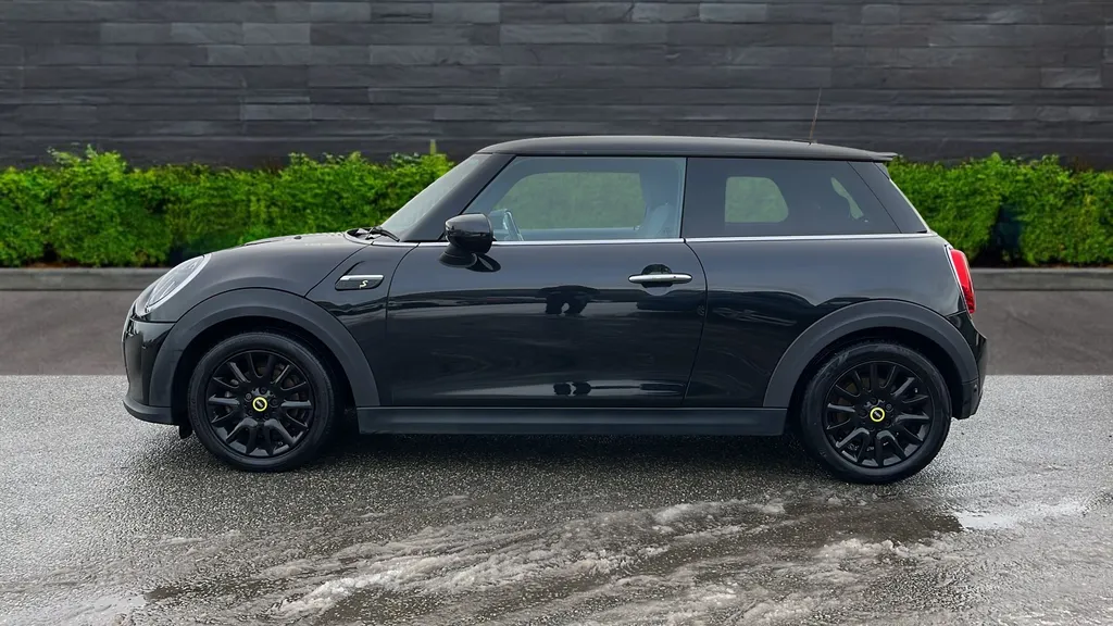 Mini Hatchback Image 4