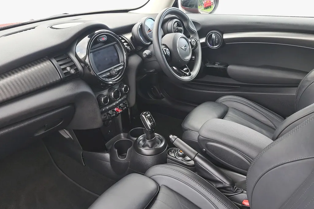 Mini Hatchback Image 2