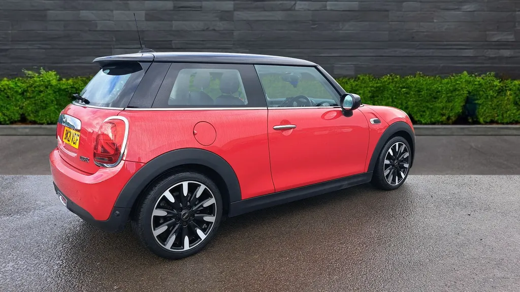 Mini Hatchback Image 3