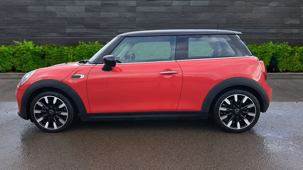 Mini Hatchback Image 4