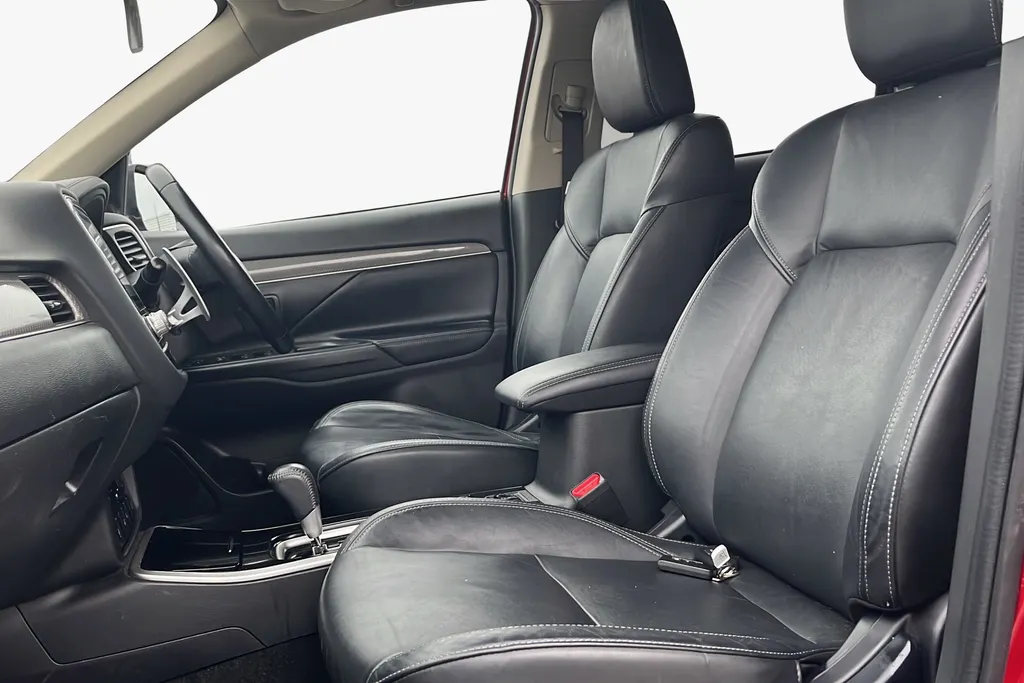 Mitsubishi Outlander Image 2